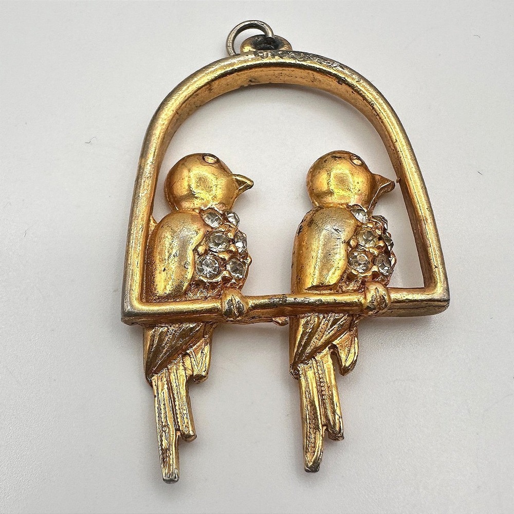Vintage 80s Gold Tone Love Birds on Perch Pendant Glass Accents Animal Jewelry‎
